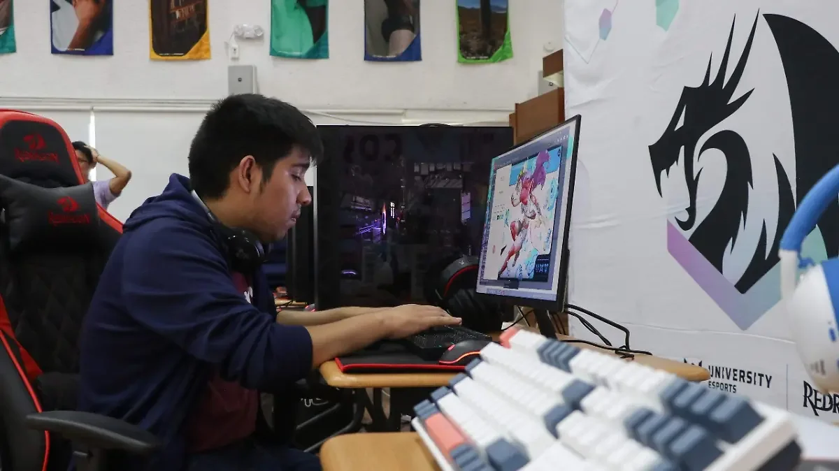 UAQ envía más de 20 estudiantes a competencias de eSports sin instalaciones propias